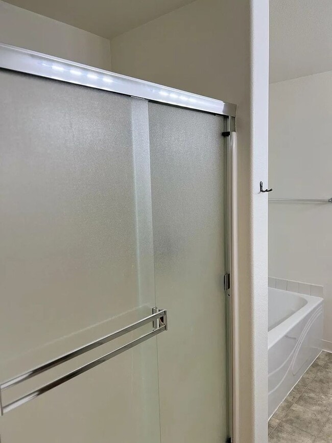 Building Photo - Enormous Tri-Level Townhome 2/2 w/Bonus Room Available Feb. 6th