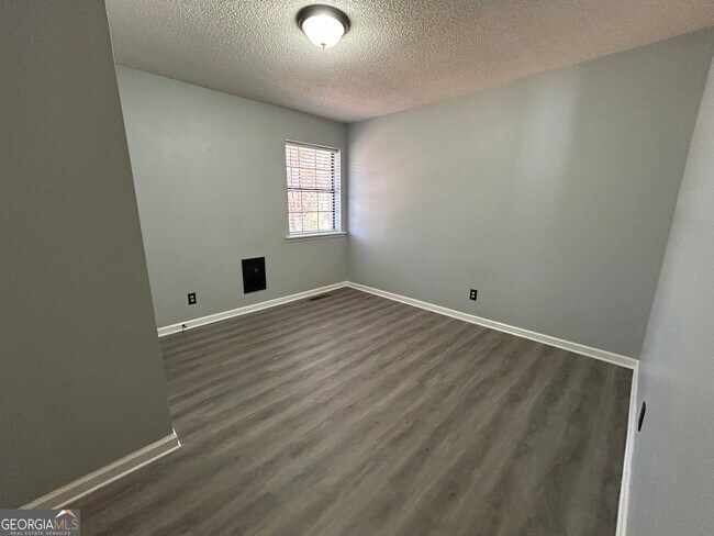 Building Photo - 3544 Lakeview Dr