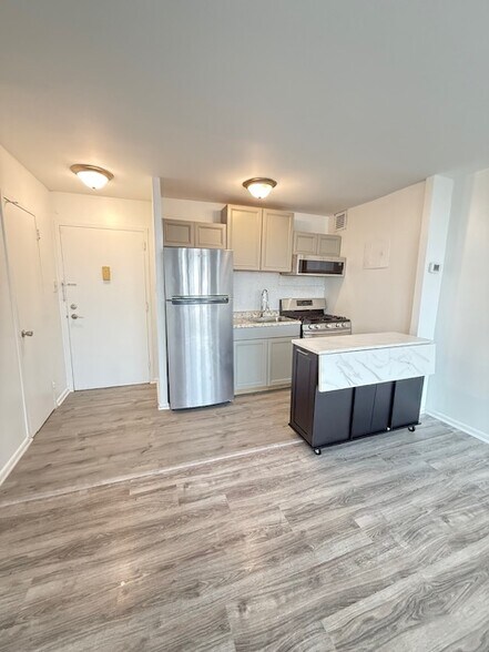 Building Photo - 2500 N Van Dorn St