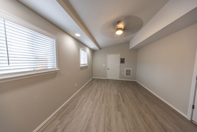 Building Photo - 5 bedroom home in Orchards - RV Parking - Central Air