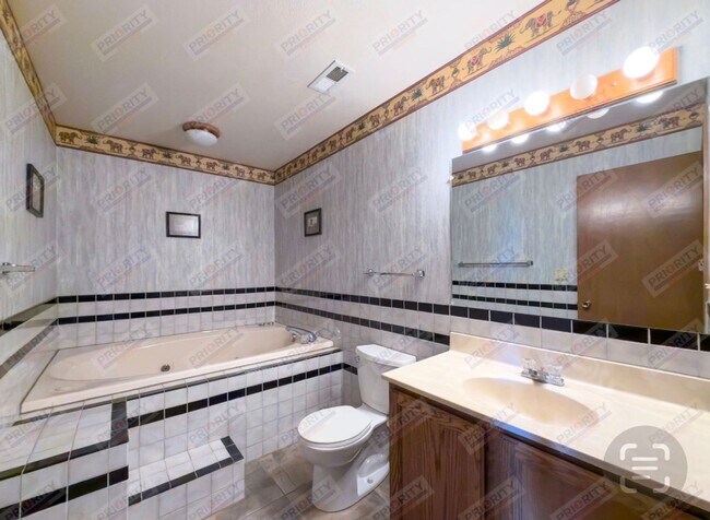 Building Photo - 4-bedroom Home For Rent