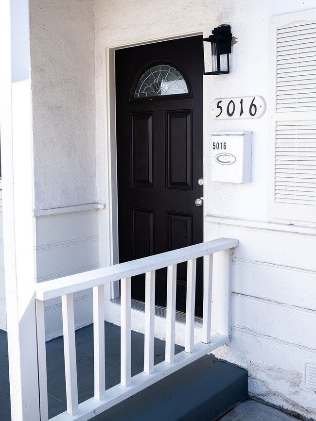 Building Photo - Sherman Oaks 2BD w/ Private Backyard, In-Unit W/D & Parking