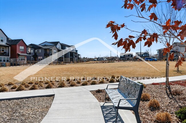 Building Photo - Spacious Home with Washer/Dryer and Mounta...