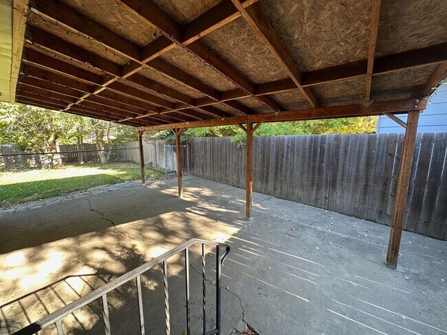 Building Photo - Northwest Area 3 Bedroom 2 Bath Rancher