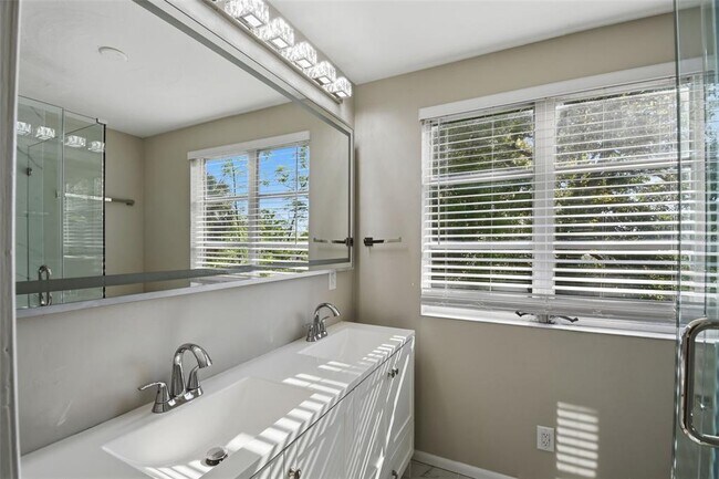 Building Photo - 405 Shore Dr E