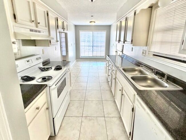 Building Photo - Spacious Home In Countrywood-4 Bedrooms 2827 SF