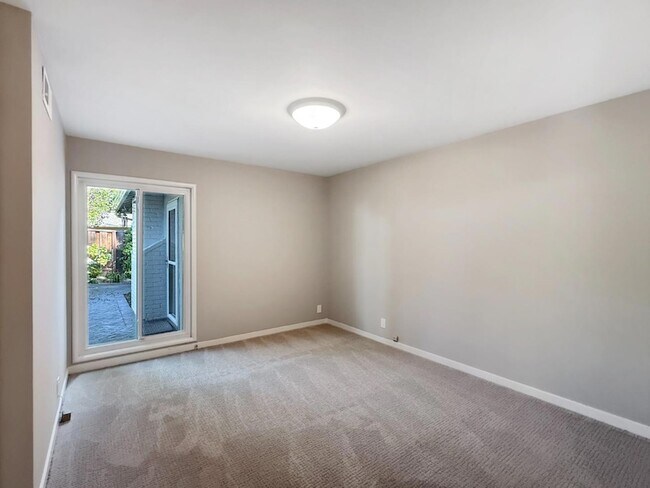 Building Photo - 527 Hilbar Ln