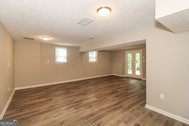 Building Photo - 3070 Revere Cir