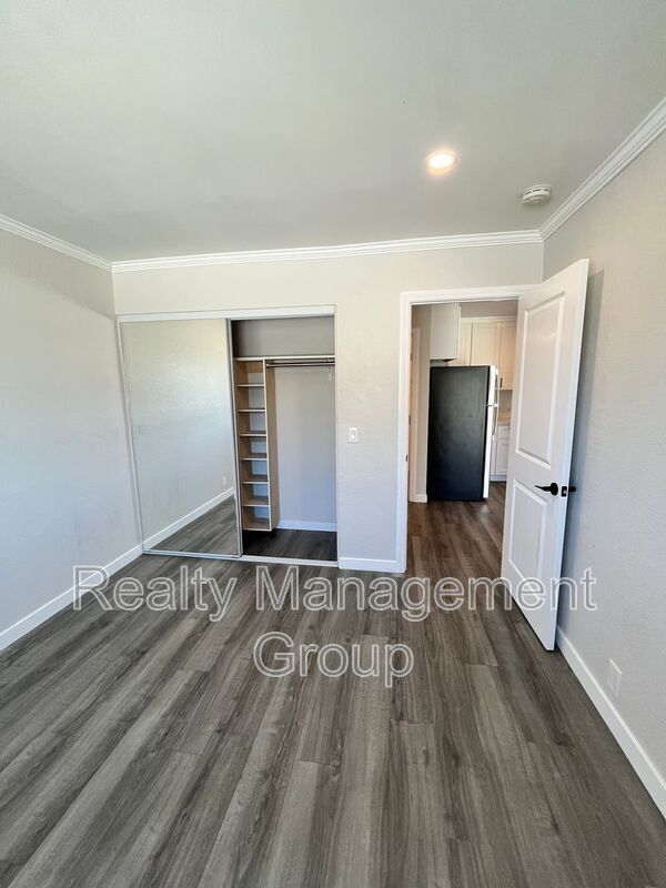 Building Photo - 4143 Van Dyke Ave