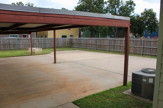 Building Photo - 208 Garden Dr