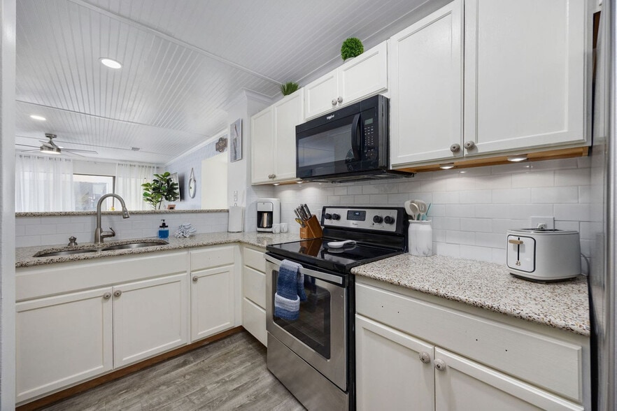 Building Photo - 209 75th Ave N