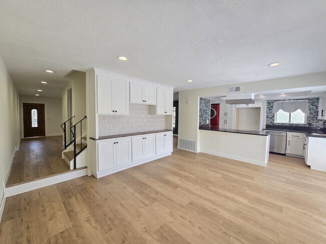 Building Photo - Hawarden Hills Home