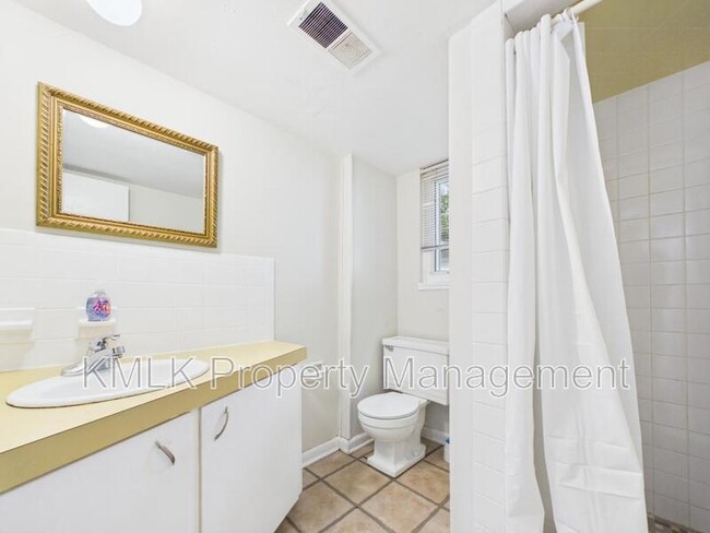 Building Photo - 1323 Hilton Dr