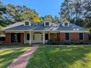 Building Photo - Spacious 4/3 bathroom Home
