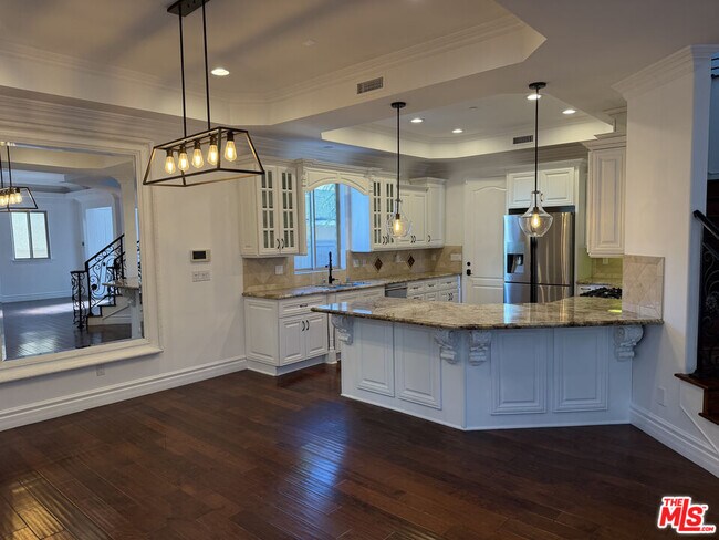 Building Photo - 2005 Robinson St