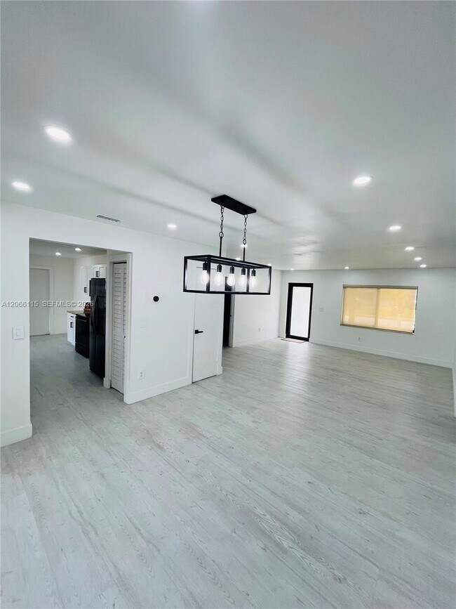 Building Photo - 1707 S Curlew Ln