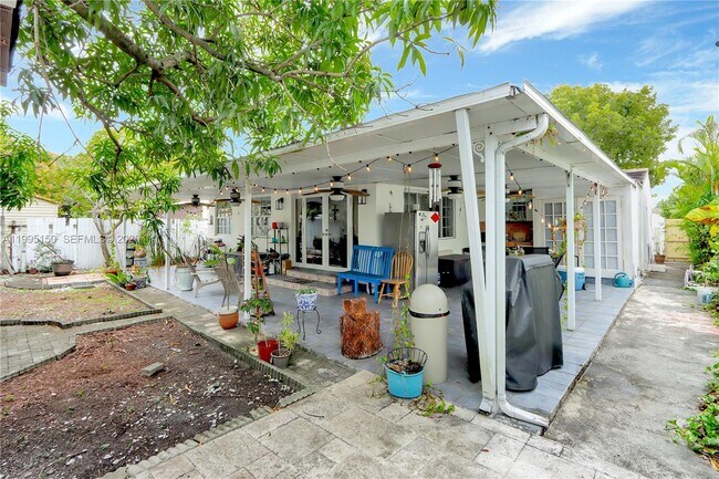 Building Photo - 5509 SW 6th St