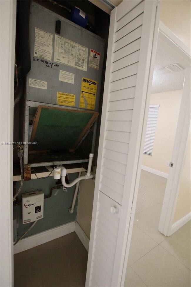 Building Photo - 690 W Park Dr