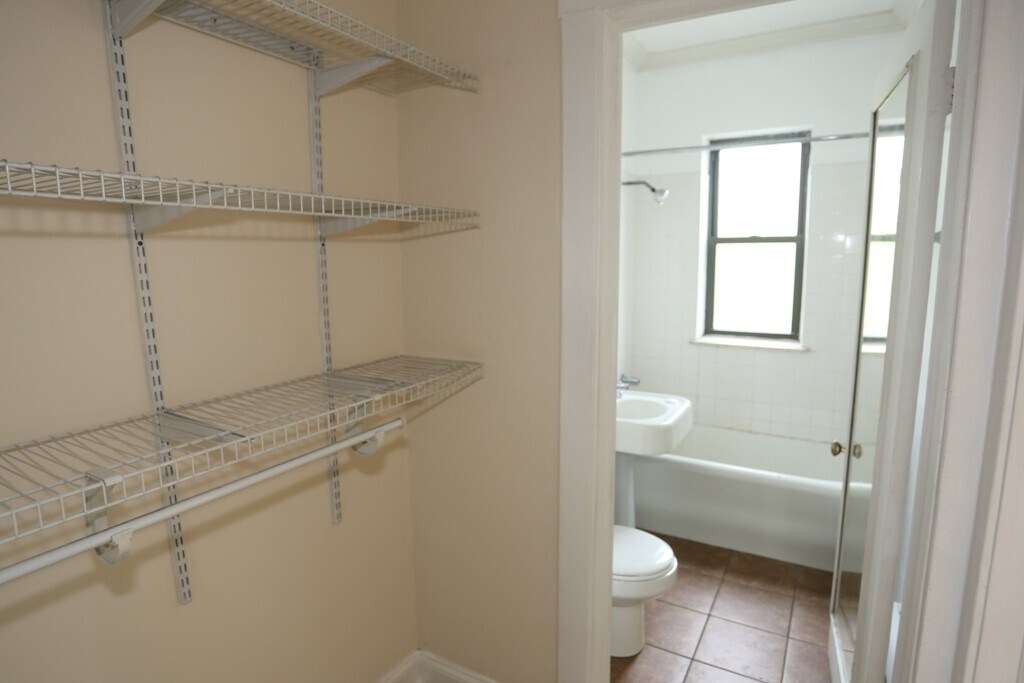 Building Photo - 4619 N Paulina St