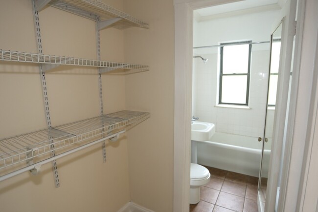 Building Photo - 4617 N Paulina St
