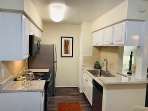 Building Photo - Luxury 1-Bed with Courtyards & Top Features!