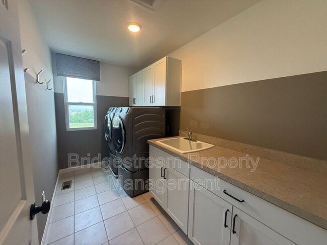 Building Photo - 3032 Wellington Ln