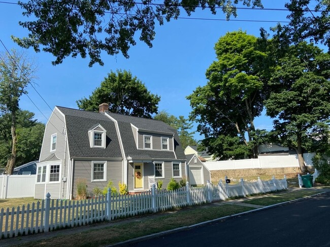 Building Photo - 3 Bed Home with a Yard and Garage! Available for July!