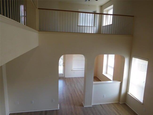 Building Photo - 911 Middle Brook Dr