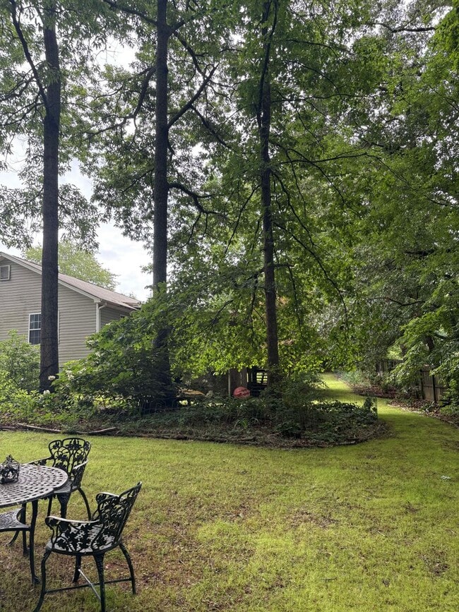 Building Photo - Large, private home in Rivercliff