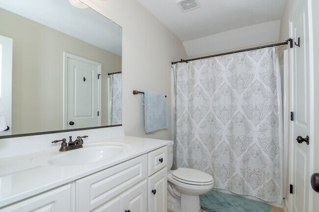 Building Photo - Gorgeous 5-Bedroom 3.5 Bath Home
