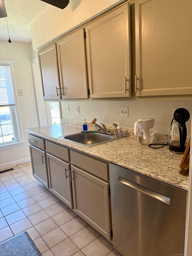 Building Photo - 11 D Riverview Dr