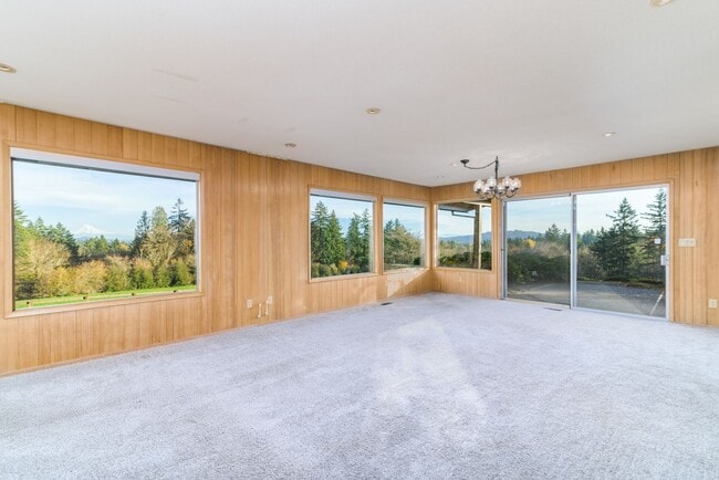 Building Photo - Expansive 5-Bedroom Lake Oswego Property N...