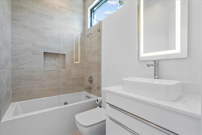 Building Photo - 1311 Bay Dr