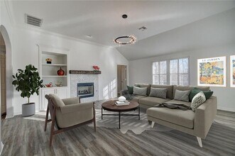 Building Photo - Absolutely Adorable, 2 bed, 2 bath, 2 car + study
