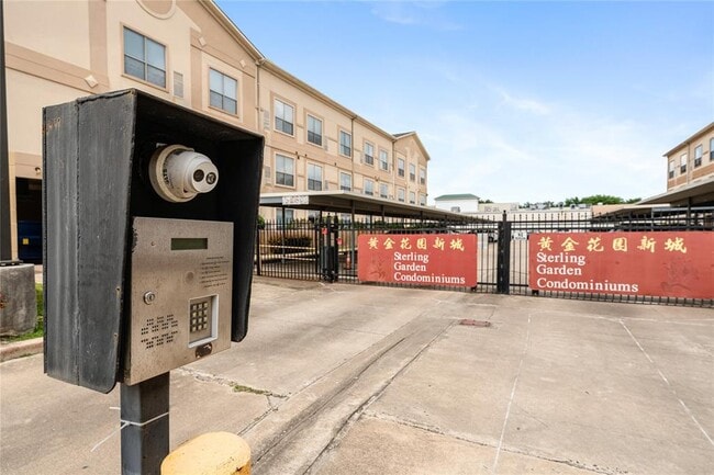 Building Photo - 6655 W Sam Houston Pkwy S