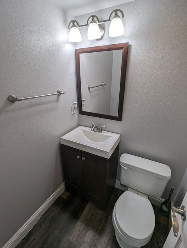 Building Photo - 2 bedroom, 1.5 bathroom Townhome in El Cajon