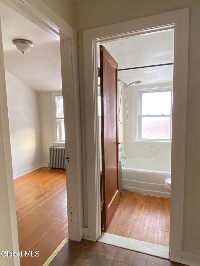 Building Photo - 18 Lily St