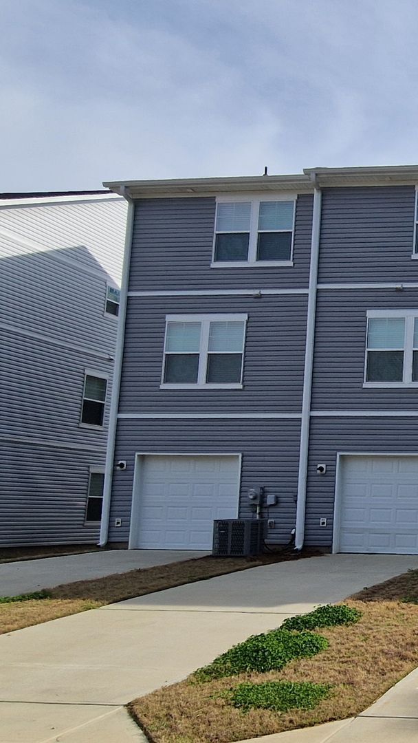 Building Photo - Brand New End-Unit Townhome | 3 BR/3.5BA | 1-Car Garage | Near Downtown Mooresville