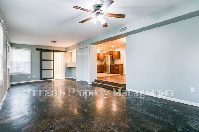 Building Photo - 2205 Live Oak St