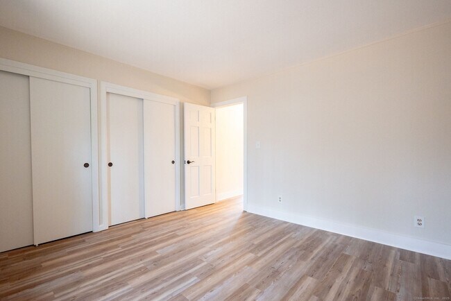 Building Photo - 549 Russell Rd