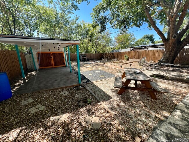 Building Photo - 414 Elmwood Dr