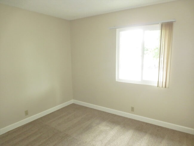 Building Photo - Spacious Two Story Townhome in Woodbridge