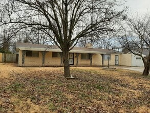 Building Photo - Totally Updated! New kitchen! 2 Living Areas! Kickapoo School District! $1,295