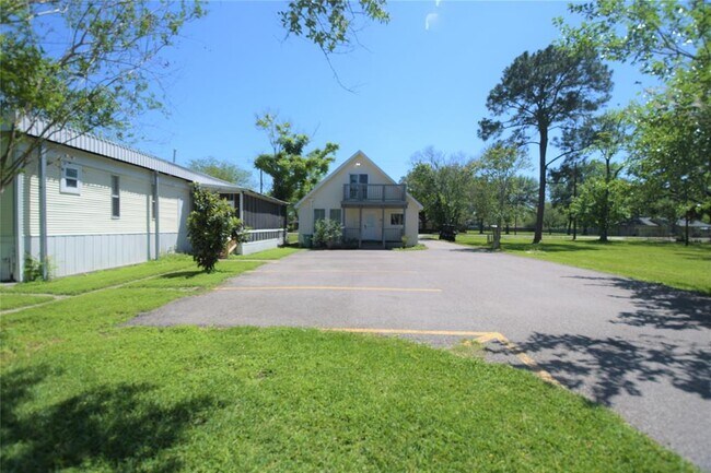 Building Photo - 5307 Pine Ave