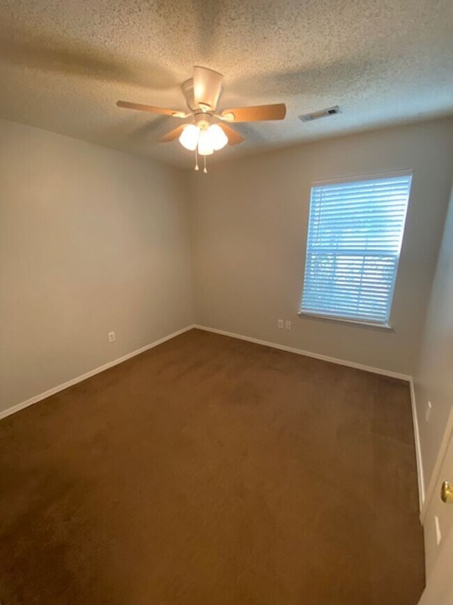 Building Photo - Cute 3 bedroom home in west Fayetteville