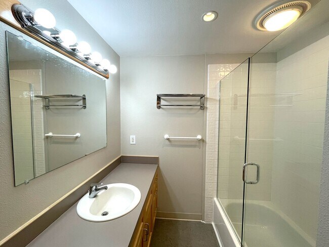 Building Photo - Bright Condo in NW Portland with Washer/Dr...