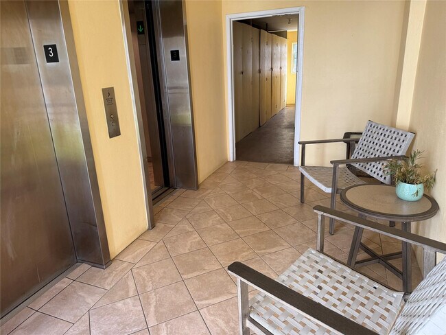 Building Photo - 1161 Hillsboro Mile