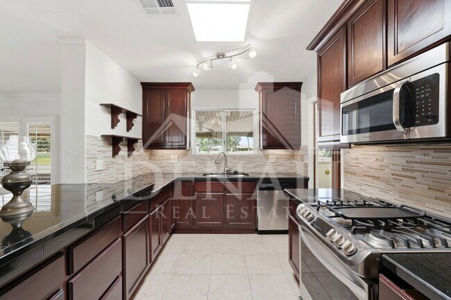 Building Photo - 10747 W Hope Dr