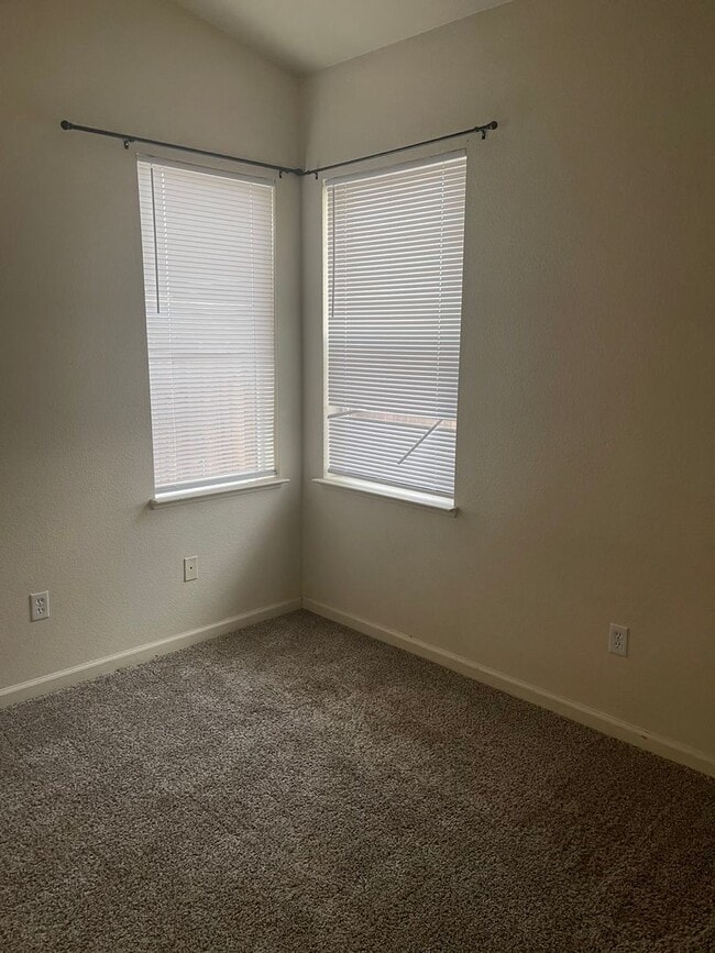 Building Photo - Super nice