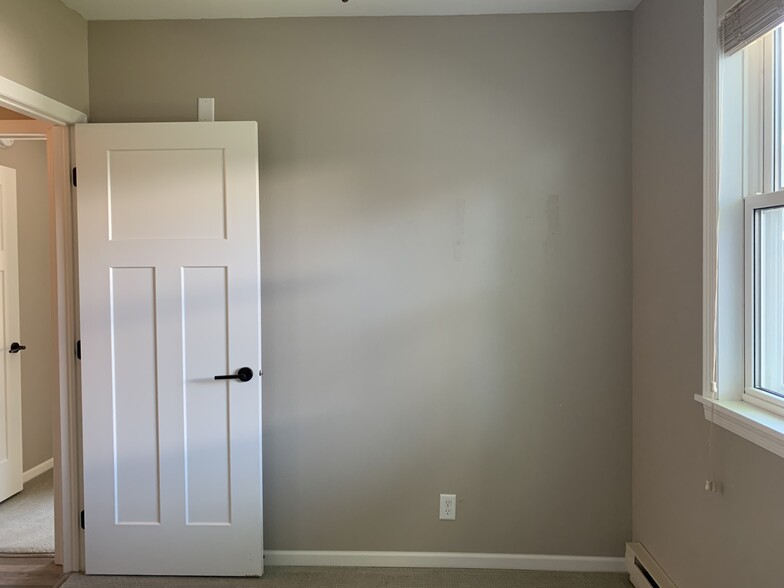 Building Photo - 465 W 5th St